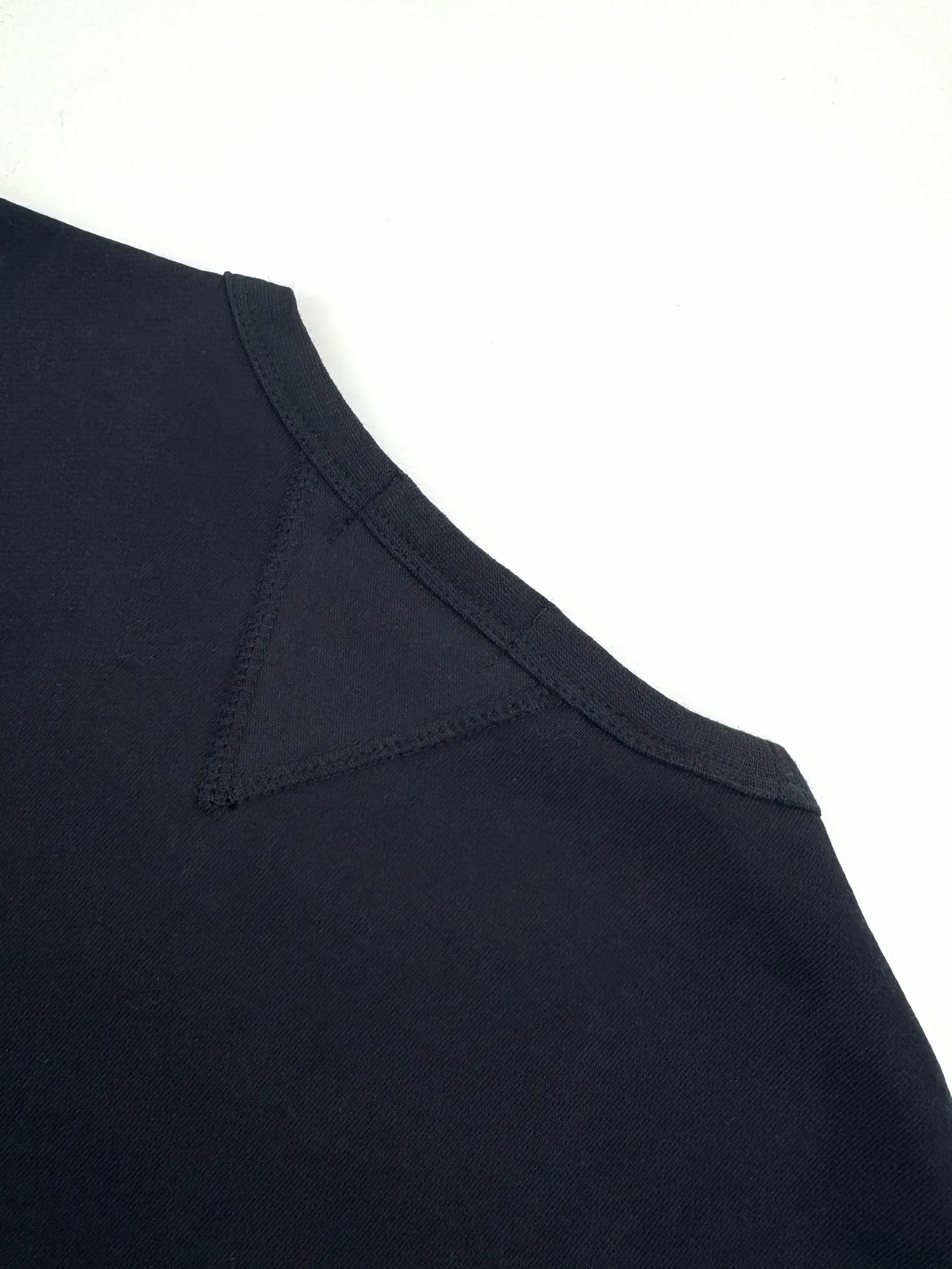 P280 Ralph Lauren logo embroidered sweatshirt. Customized cloud-like honey cotton fleece sweatshirt material. It feels delicate and comfortable against the skin. A touch of midnight navy blue is the main color. Exquisite red pony logo is embellished. It is highly recognizable. It has a breath of freedom and vitality. A symphony of pure and smart colors. It outlines a high-end silhouette with extreme simplicity. It becomes the smart focus of the vision and shows the taste in silence. Process 1: Using imported machine embroidery process Use advanced computer control systems and precision mechanical components to achieve the iconic pony embroidery operation with high precision and smooth and delicate lines. Process 2: Use the Hasuo process and sew with a specific machine. The Hasuo fastness is high and adds visual effects. It is time-consuming and labor-intensive. Process 3: The fabrics are washed and have a better hand feel. Not easy to deform. Not easy to shrink. Not easy to fade. Maintain long-term beauty. Accessories: Customized 1:1 Ralph Lauren trademark. Version: Fitted fit Size: S M L XL Style number: 25296